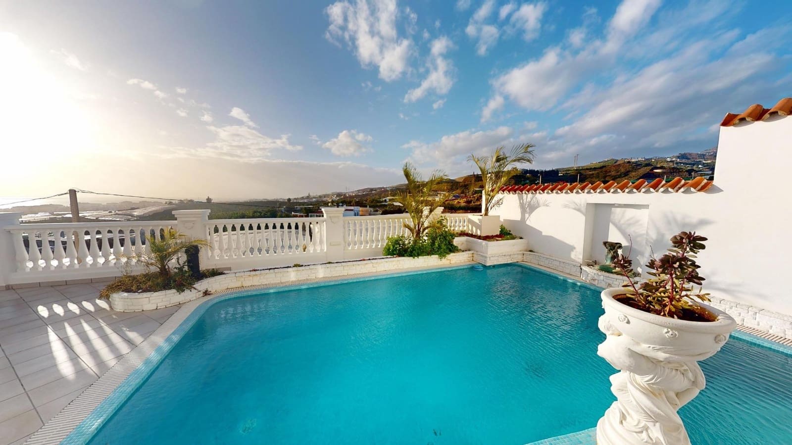 Chalet de 4 habitaciones en Torrox-Costa en venta con piscina garaje - 698.000 € (Ref: 10102670)