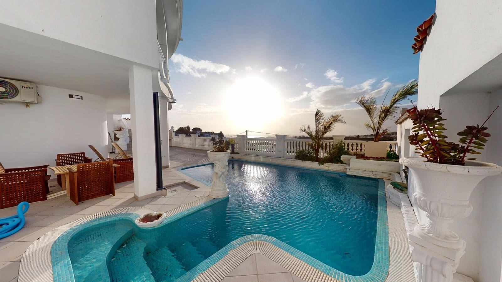 Chalet de 4 habitaciones en Torrox-Costa en venta con piscina garaje - 698.000 € (Ref: 10102670)