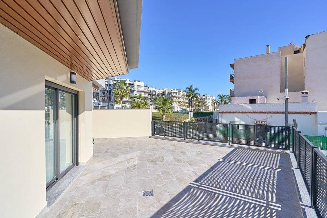 Apartamento de 2 habitaciones en Torrox-Costa en venta con piscina - 300.000 € (Ref: 9440152)