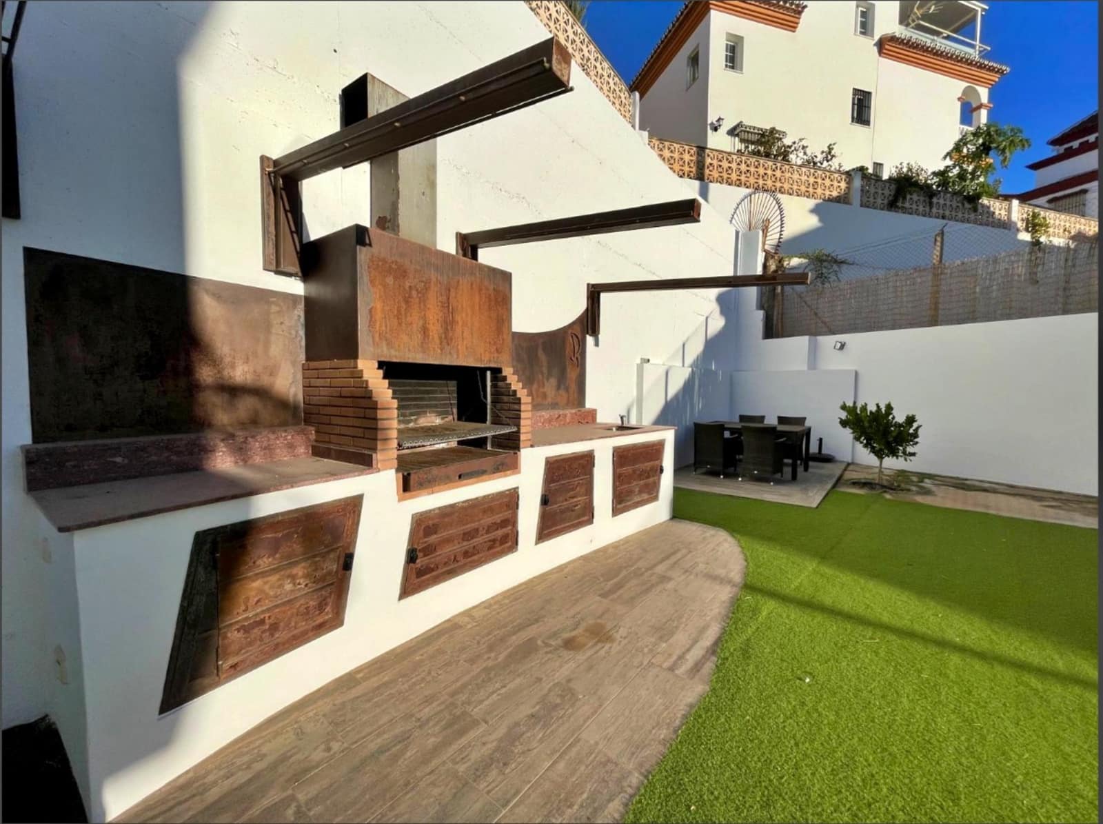 3 bedroom Villa for sale in Torre del Mar with pool garage - € 810,000 (Ref: 9488719)