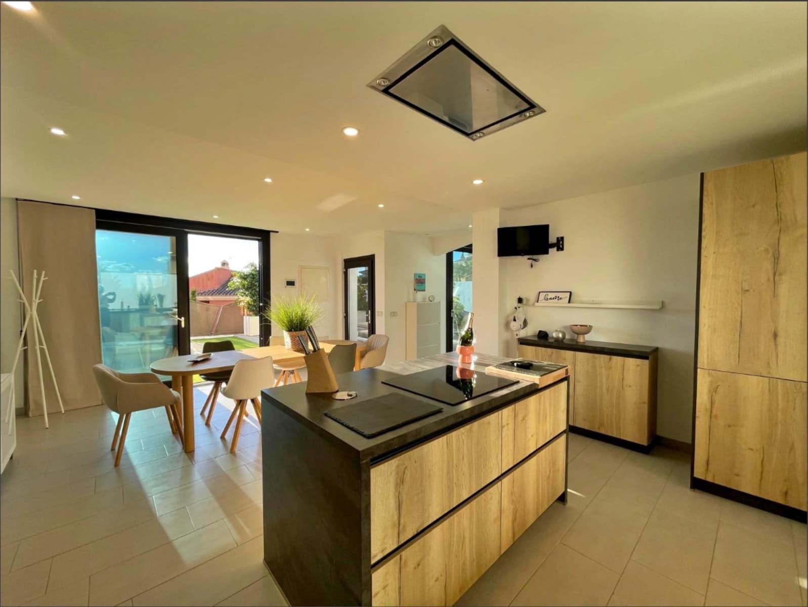 3 bedroom Villa for sale in Torre del Mar with pool garage - € 810,000 (Ref: 9488719)