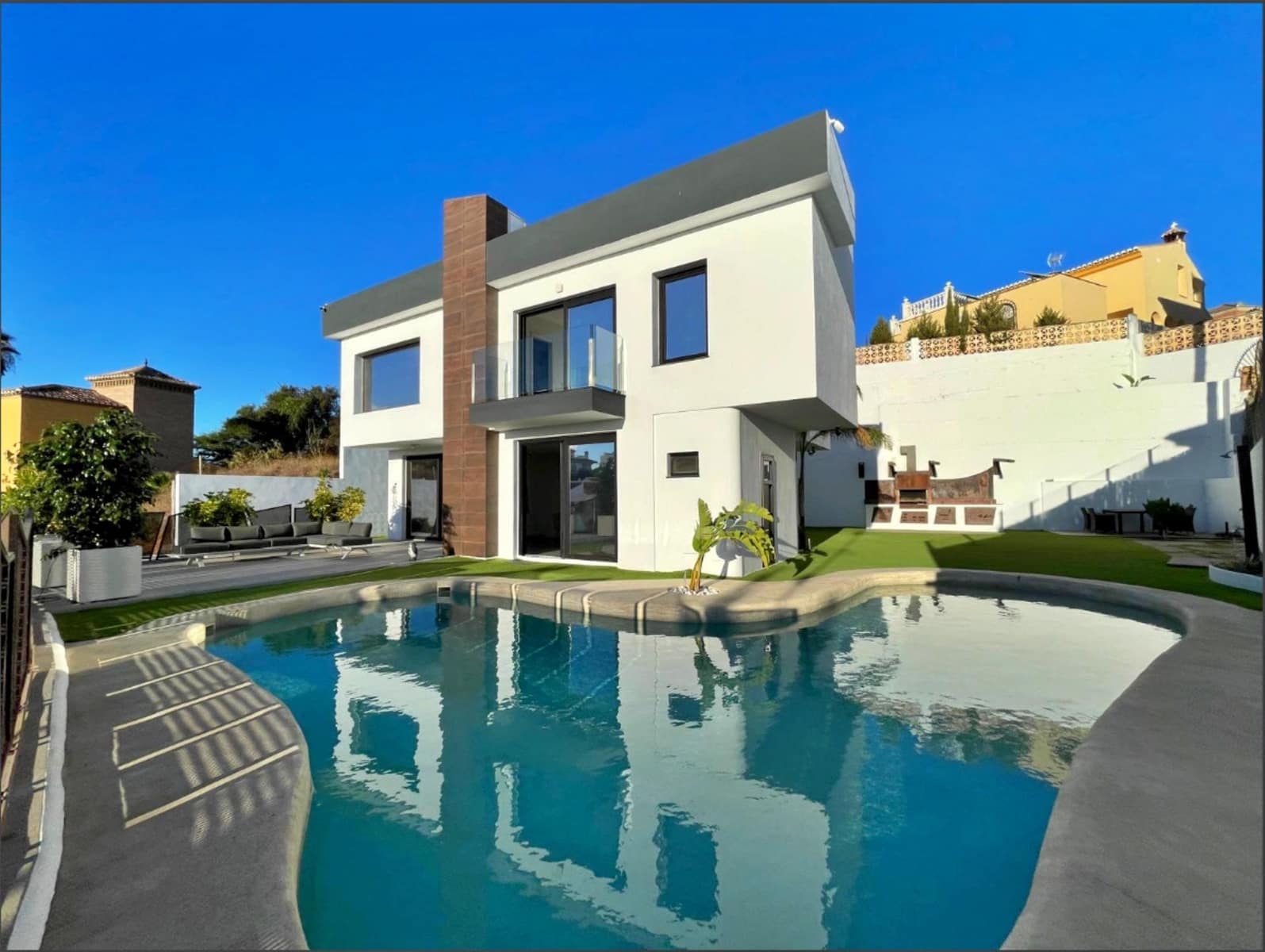 3 bedroom Villa for sale in Torre del Mar with pool garage - € 810,000 (Ref: 9488719)
