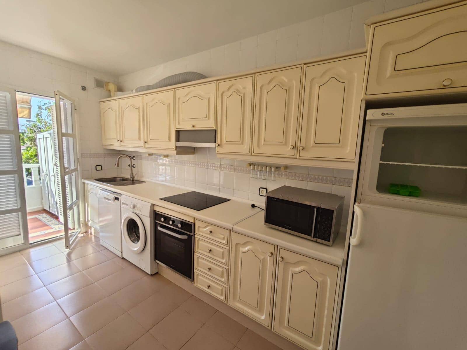 3 bedroom Apartment for rent in Velez-Malaga with garage - € 1,200 (Ref: 9945726)