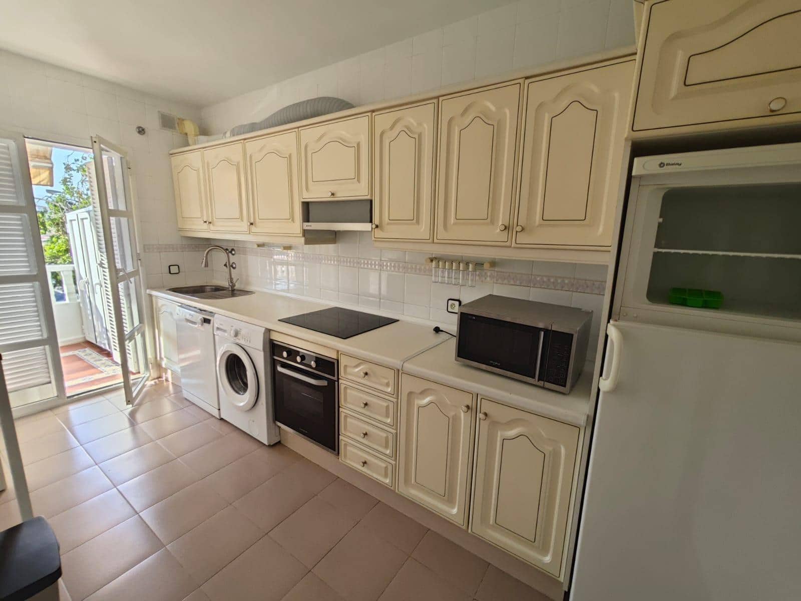 3 bedroom Apartment for rent in Velez-Malaga with garage - € 1,200 (Ref: 9945726)