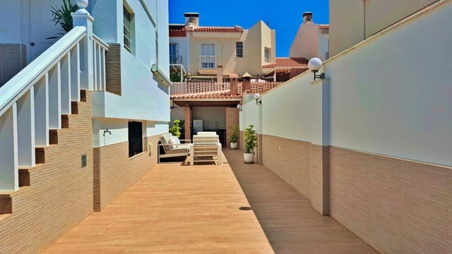 3 soveværelse Semi-Rækkehus til salg i El Limonar, Vélez-Málaga med swimmingpool - € 485.000 (Ref: 9990744)