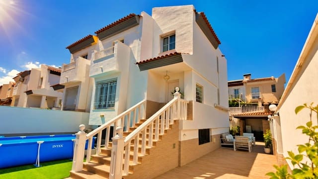 3 soveværelse Semi-Rækkehus til salg i El Limonar, Vélez-Málaga med swimmingpool - € 485.000 (Ref: 9990744)
