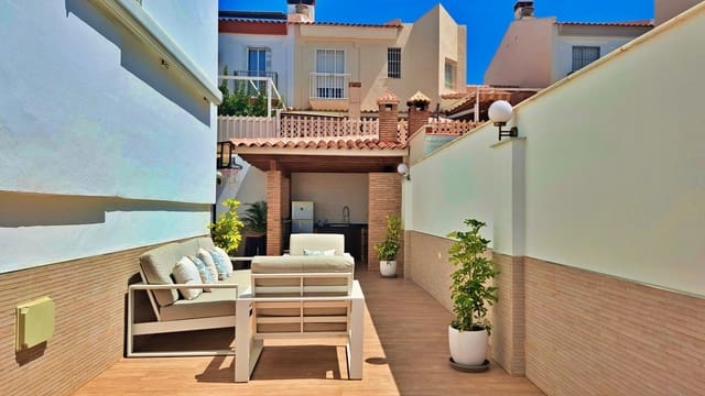 3 soveværelse Semi-Rækkehus til salg i El Limonar, Vélez-Málaga med swimmingpool - € 485.000 (Ref: 9990744)