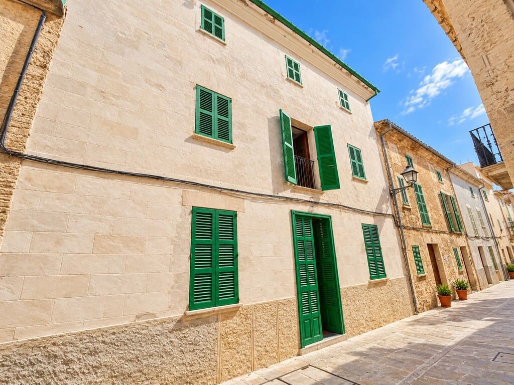 6 bedroom Townhouse for sale in Alcudia with garage - € 735,000 (Ref: 10176378)