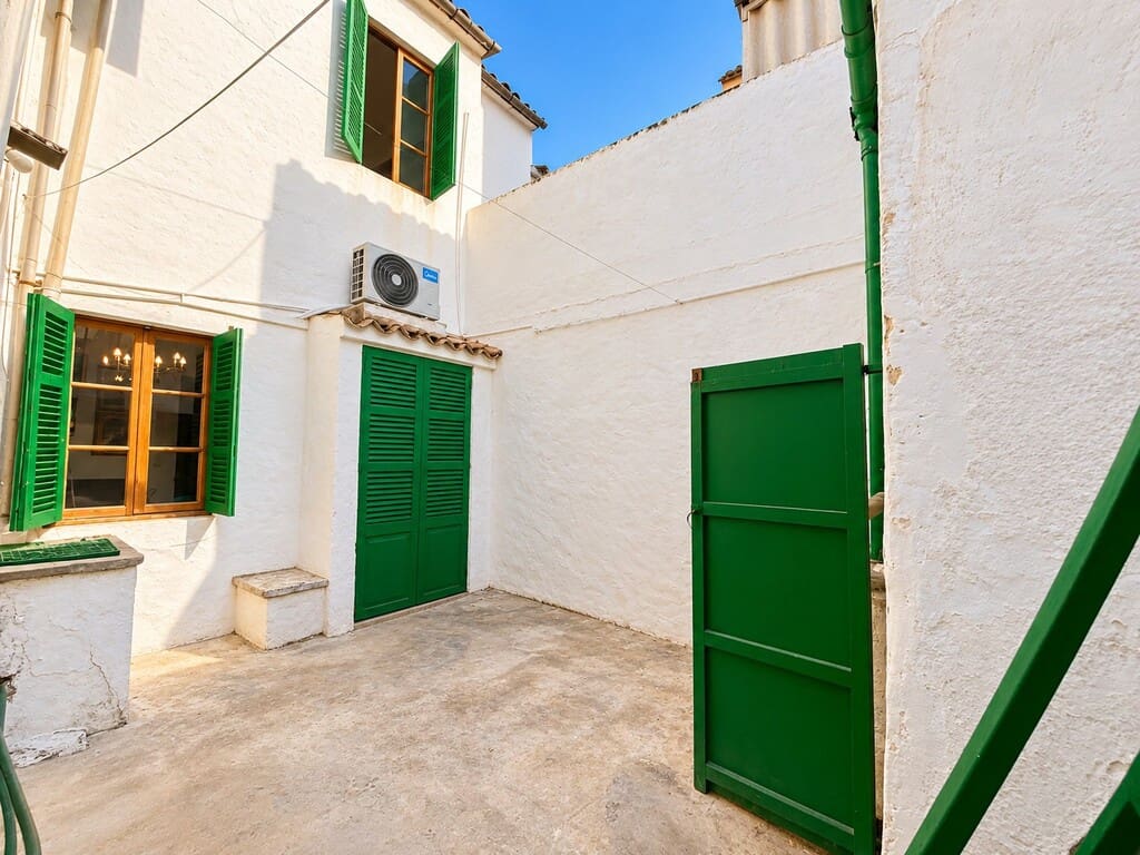 6 bedroom Townhouse for sale in Alcudia with garage - € 735,000 (Ref: 10176378)