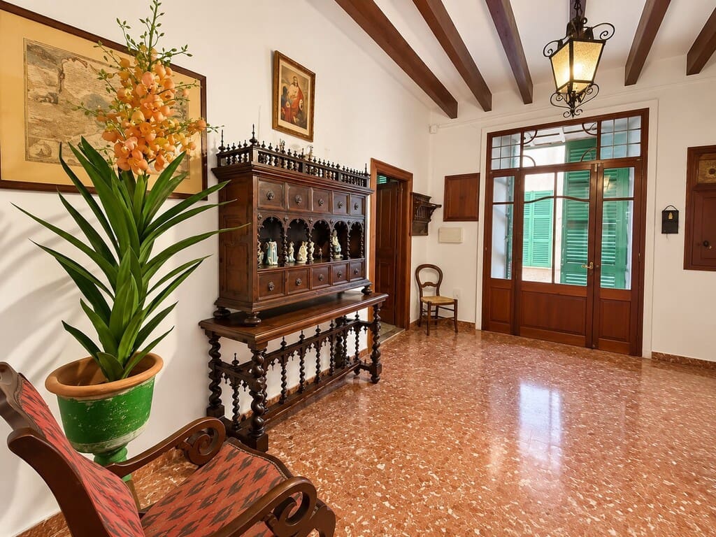 6 bedroom Townhouse for sale in Alcudia with garage - € 735,000 (Ref: 10176378)