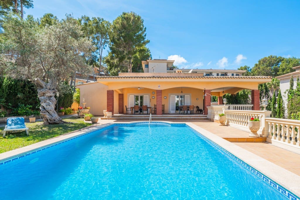 5 bedroom Villa for sale in Santa Ponsa with pool - € 1,950,000 (Ref: 9927981)