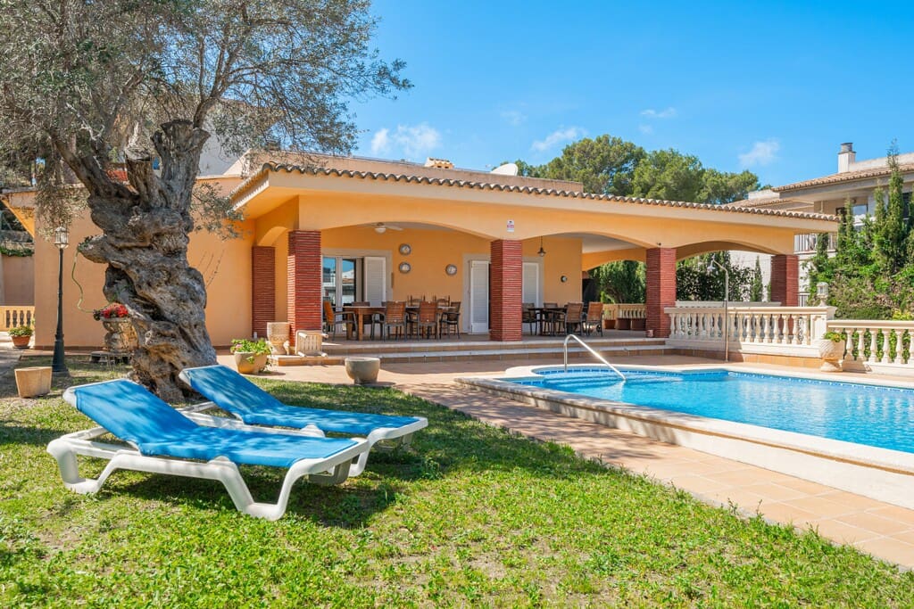 5 bedroom Villa for sale in Santa Ponsa with pool - € 1,950,000 (Ref: 9927981)