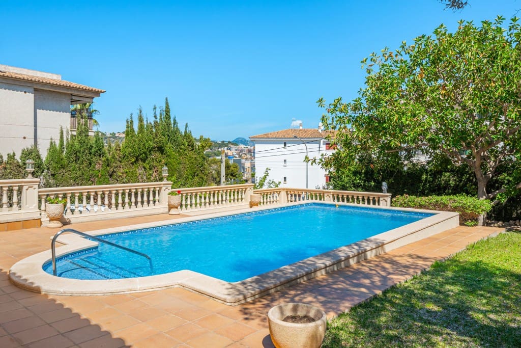 5 bedroom Villa for sale in Santa Ponsa with pool - € 1,950,000 (Ref: 9927981)