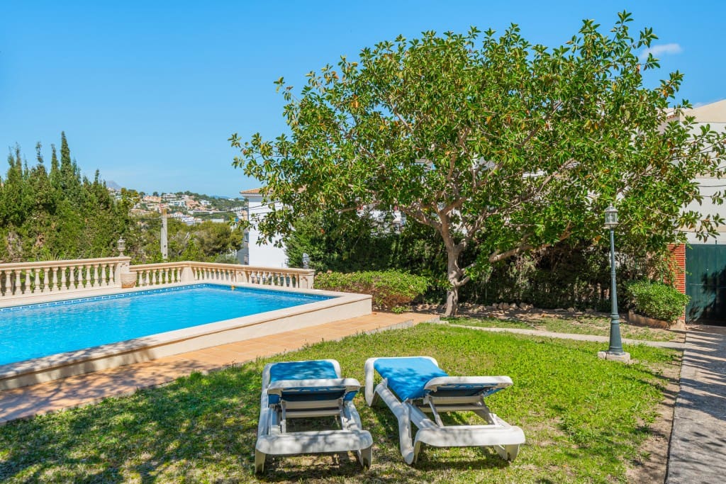 5 bedroom Villa for sale in Santa Ponsa with pool - € 1,950,000 (Ref: 9927981)