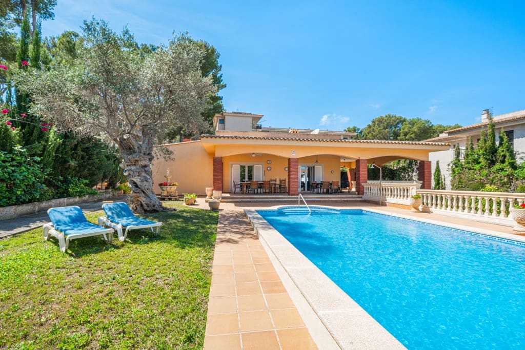 5 bedroom Villa for sale in Santa Ponsa with pool - € 1,950,000 (Ref: 9927981)