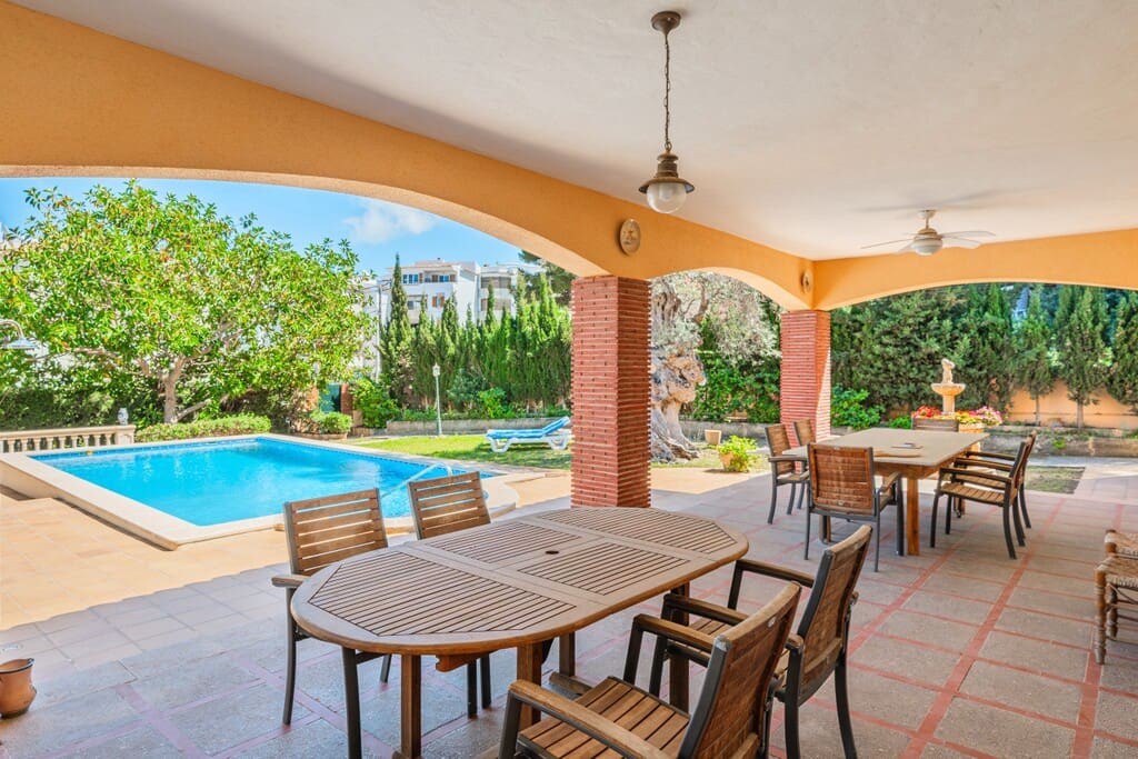 5 bedroom Villa for sale in Santa Ponsa with pool - € 1,950,000 (Ref: 9927981)