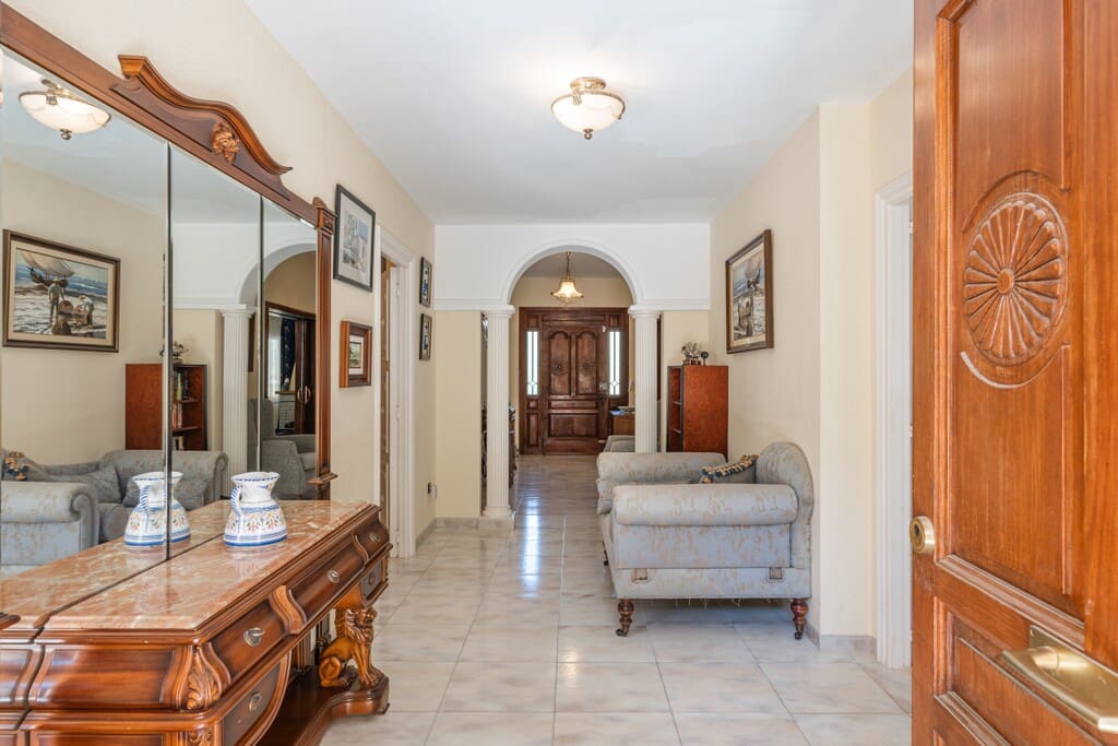 5 bedroom Villa for sale in Santa Ponsa with pool - € 1,950,000 (Ref: 9927981)