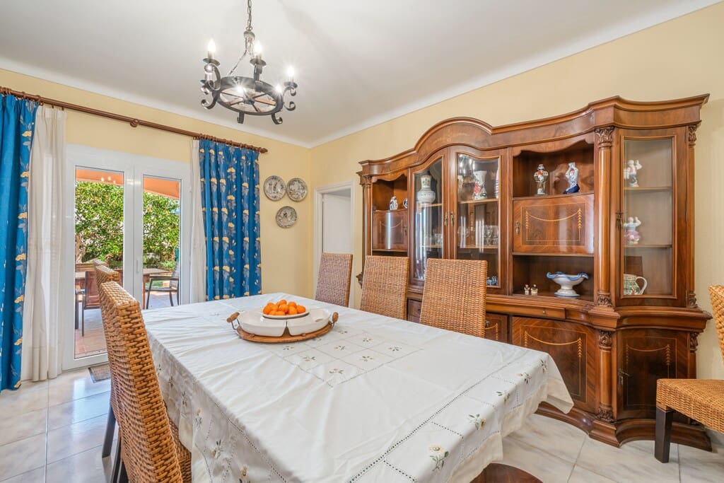 5 bedroom Villa for sale in Santa Ponsa with pool - € 1,950,000 (Ref: 9927981)