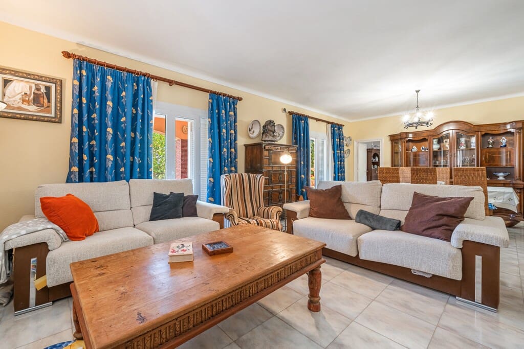 5 bedroom Villa for sale in Santa Ponsa with pool - € 1,950,000 (Ref: 9927981)