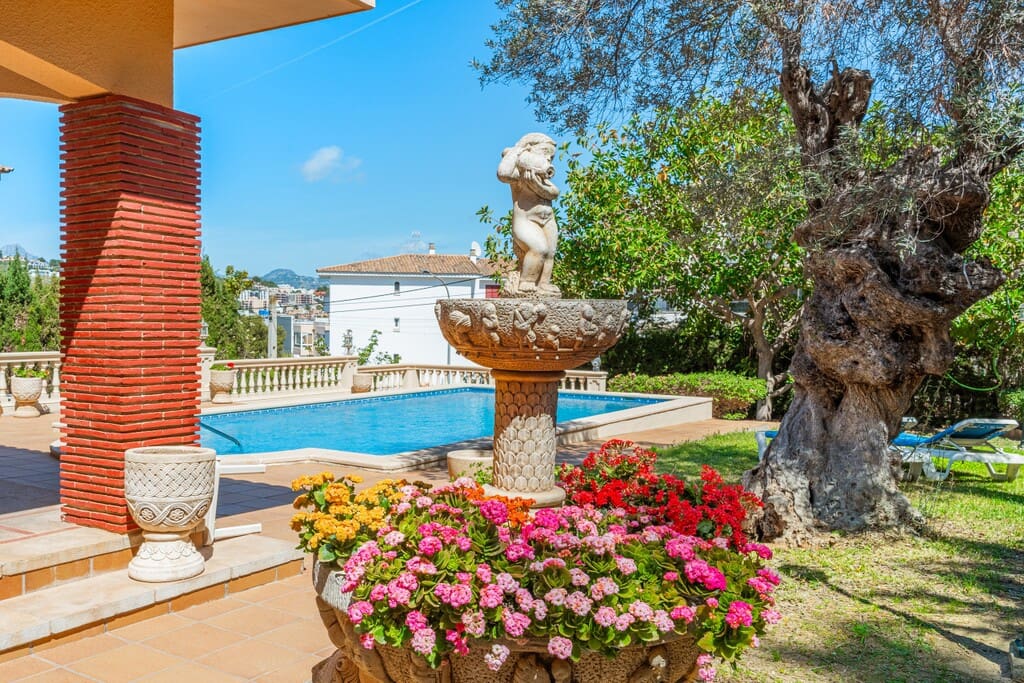 5 bedroom Villa for sale in Santa Ponsa with pool - € 1,950,000 (Ref: 9927981)