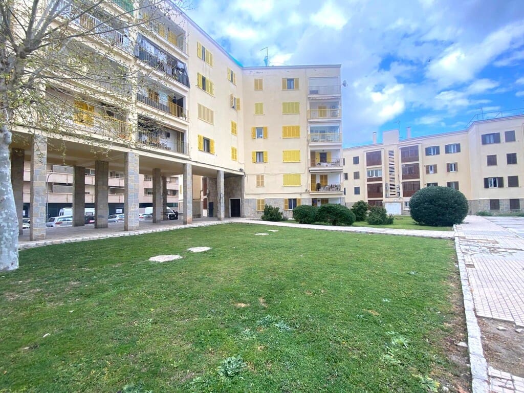 3 bedroom Apartment for sale in Palma de Mallorca - € 350,000 (Ref: 9927989)