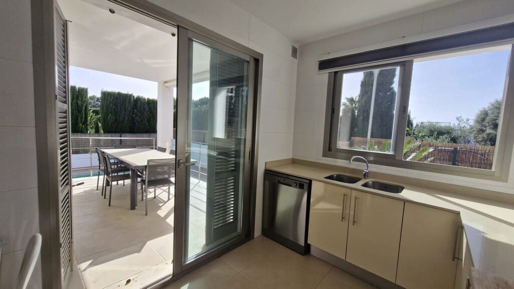 4 bedroom Villa for rent in Alcudia with pool garage - € 3,000 (Ref: 9927990)