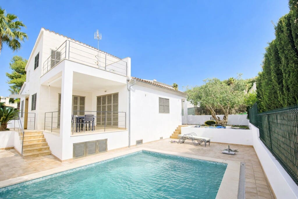 4 bedroom Villa for rent in Alcudia with pool garage - € 3,000 (Ref: 9927990)