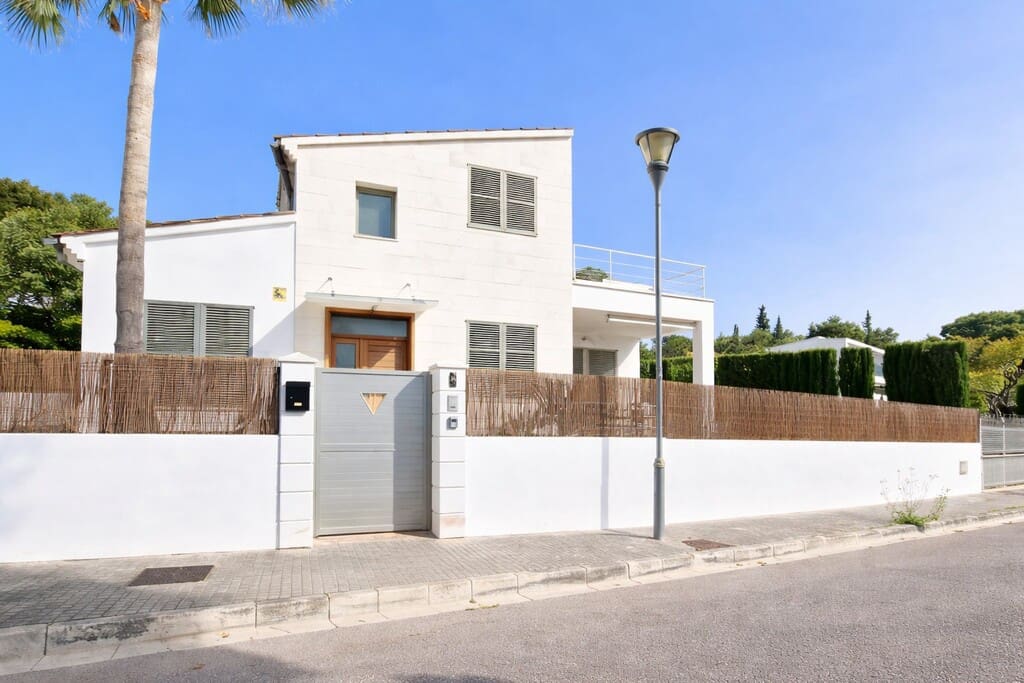 4 bedroom Villa for rent in Alcudia with pool garage - € 3,000 (Ref: 9927990)