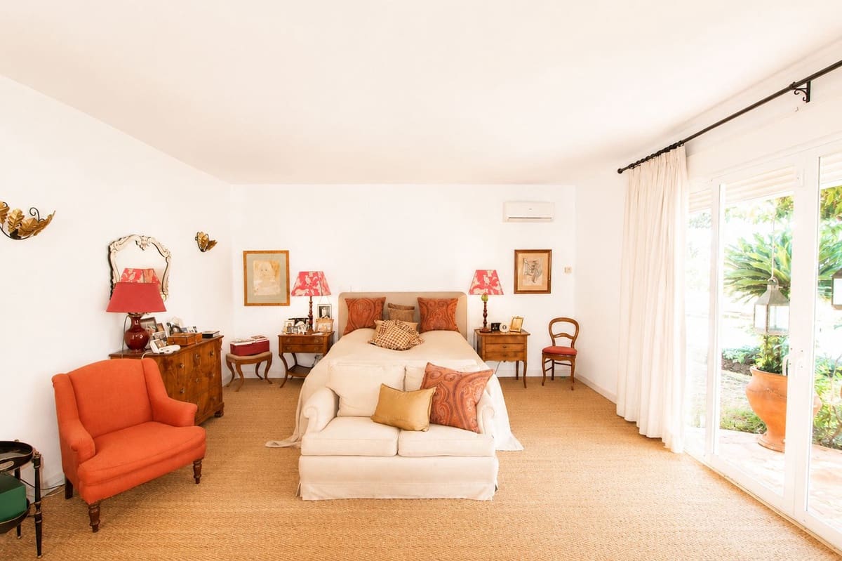 4 bedroom Villa for sale in La Quinta with pool garage - € 3,650,000 (Ref: 10021848)