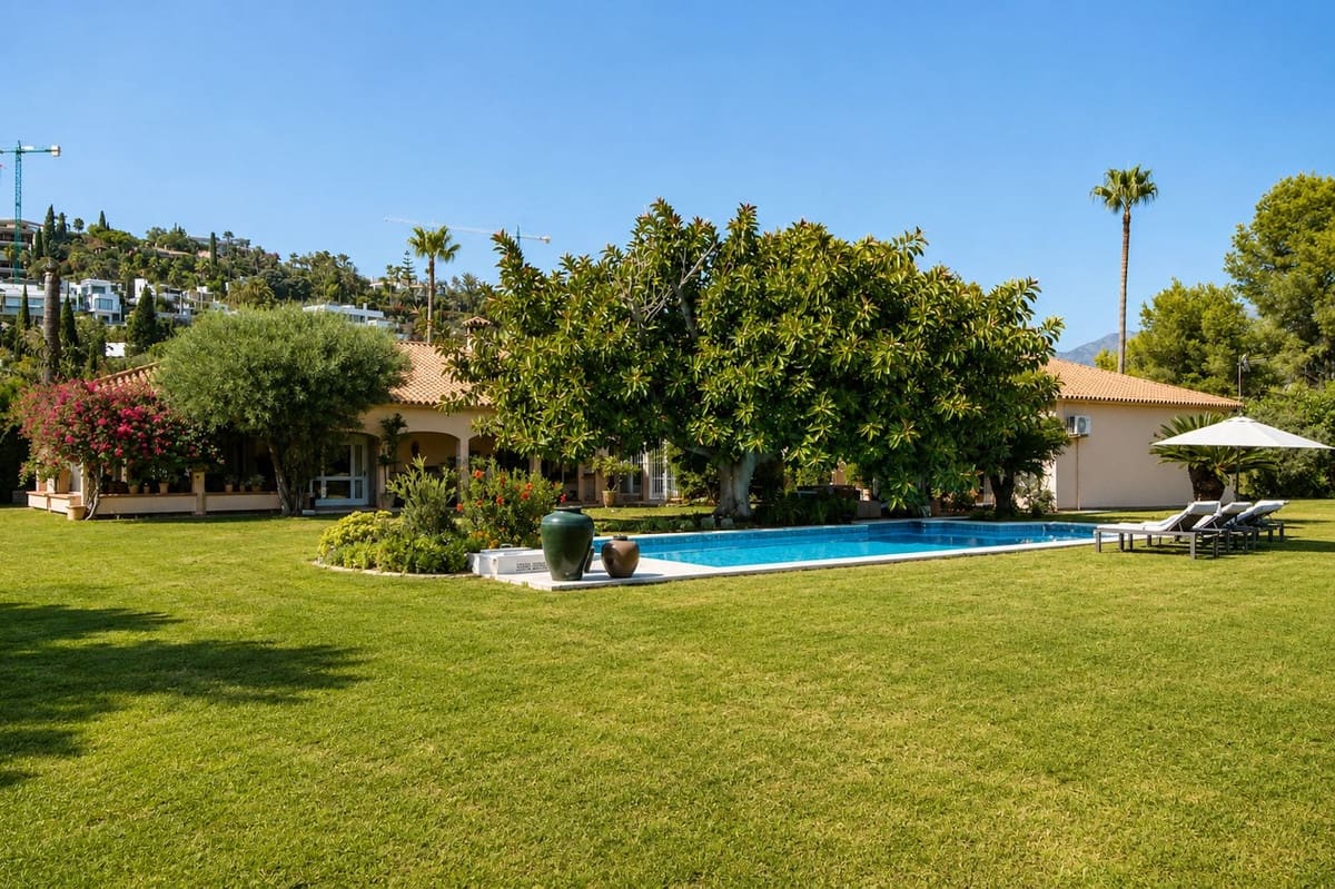 4 bedroom Villa for sale in La Quinta with pool garage - € 3,650,000 (Ref: 10021848)