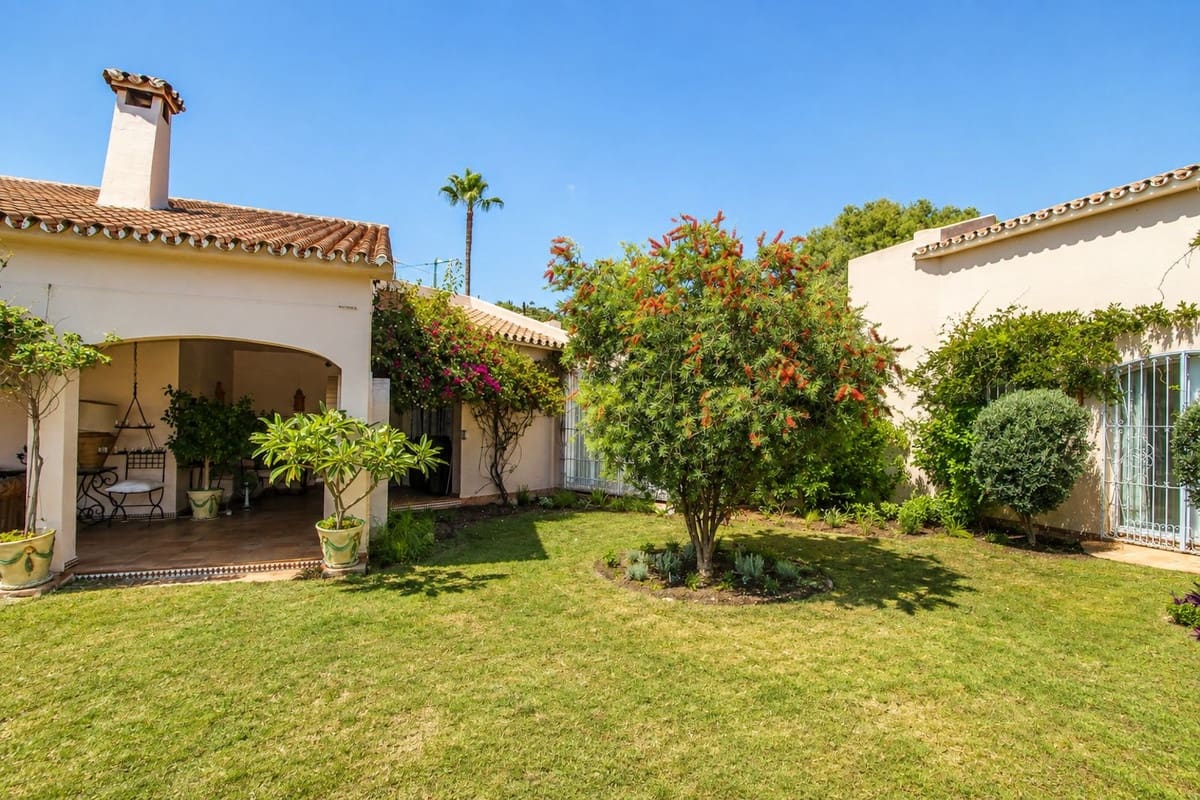 4 bedroom Villa for sale in La Quinta with pool garage - € 3,650,000 (Ref: 10021848)