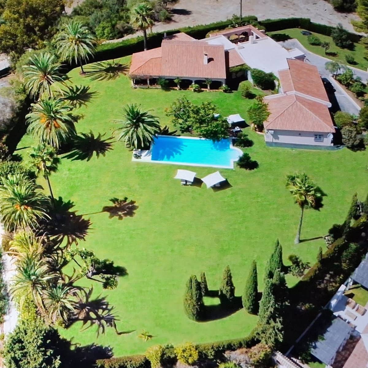 4 bedroom Villa for sale in La Quinta with pool garage - € 3,650,000 (Ref: 10021848)