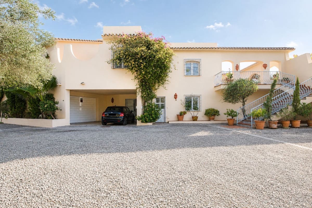 4 bedroom Villa for sale in La Quinta with pool garage - € 3,650,000 (Ref: 10021848)