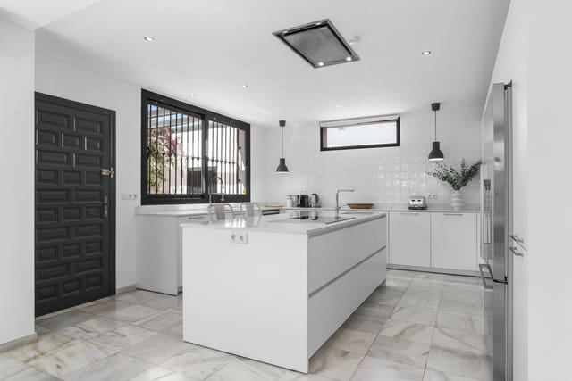 6 Zimmer Villa zu verkaufen in Nueva Andalucia, Marbella - 1.400.000 € (Ref: 10031215)