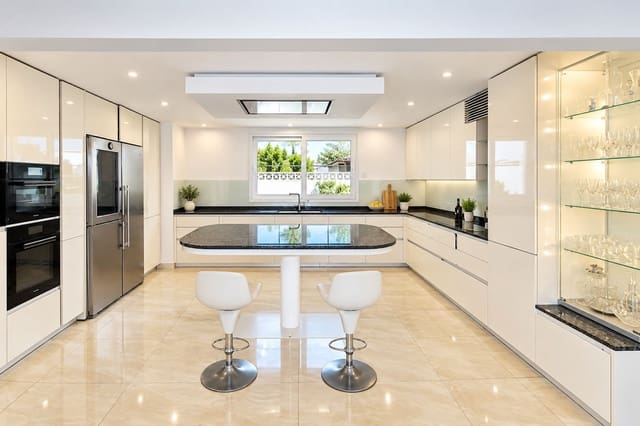3 slaapkamer Villa te koop in El Rosario, Marbella met zwembad garage - € 1.200.000 (Ref: 10050361)