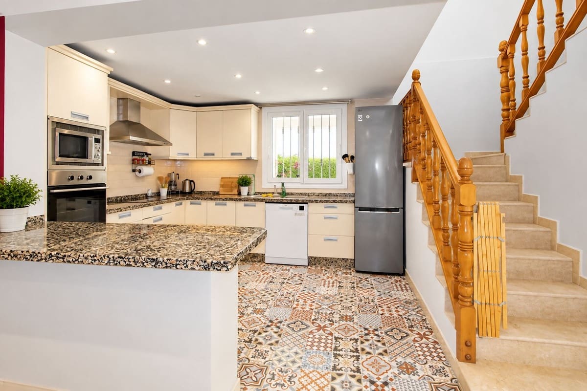 3 sypialnia Willa na sprzedaż w El Rosario z basenem garażem - 850 000 € (Ref: 10158394)