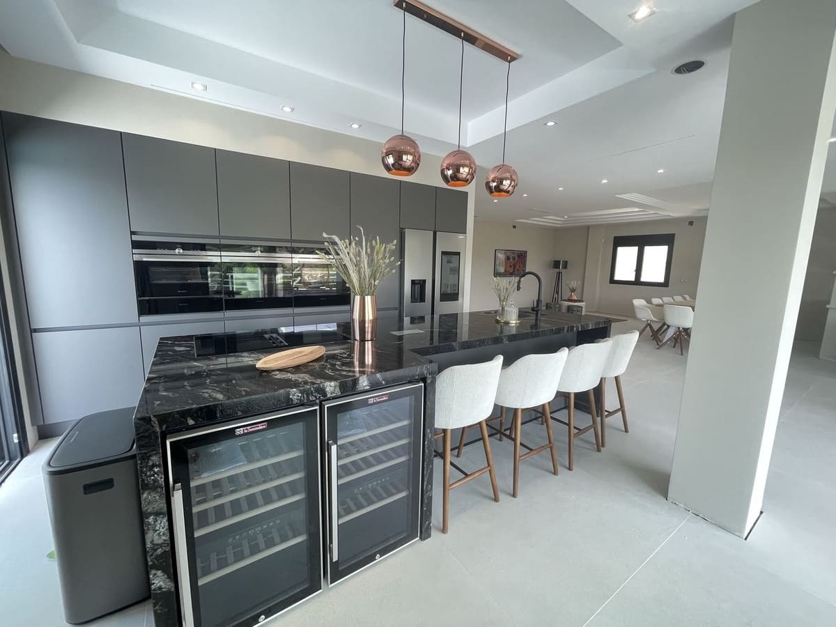 7 bedroom Villa for sale in Elviria with pool garage - € 3,790,000 (Ref: 6867392)