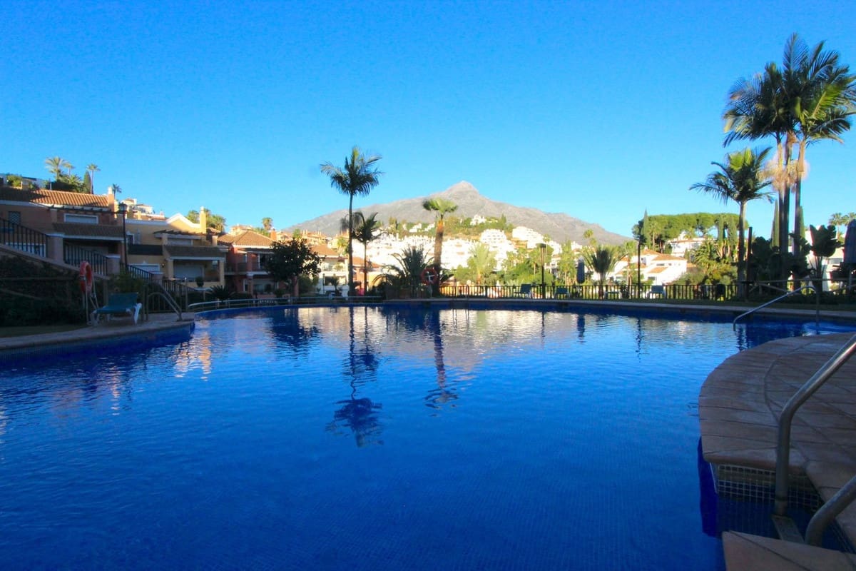 4 soveværelse Semi-Rækkehus til salg i Nueva Andalucia med swimmingpool garage - € 950.000 (Ref: 7938414)