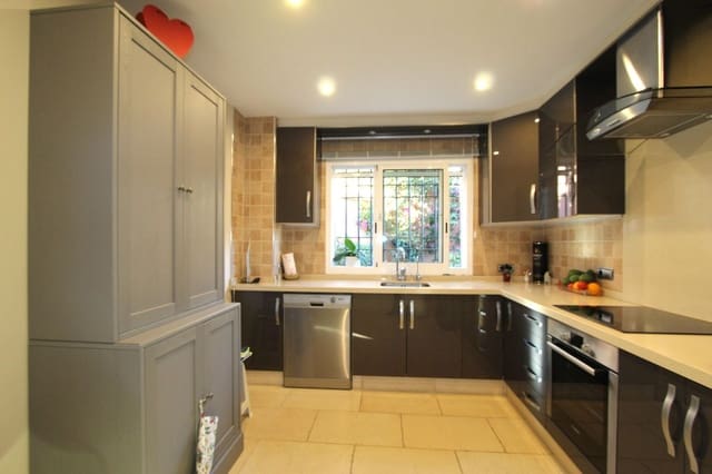 4 quarto Moradia Geminada para venda em Nueva Andalucia, Marbella com piscina garagem - 950 000 € (Ref: 7938414)