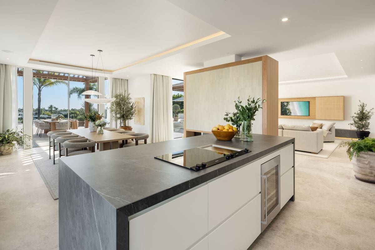 6 slaapkamer Villa te koop in Nueva Andalucia met zwembad garage - € 10.950.000 (Ref: 8681577)