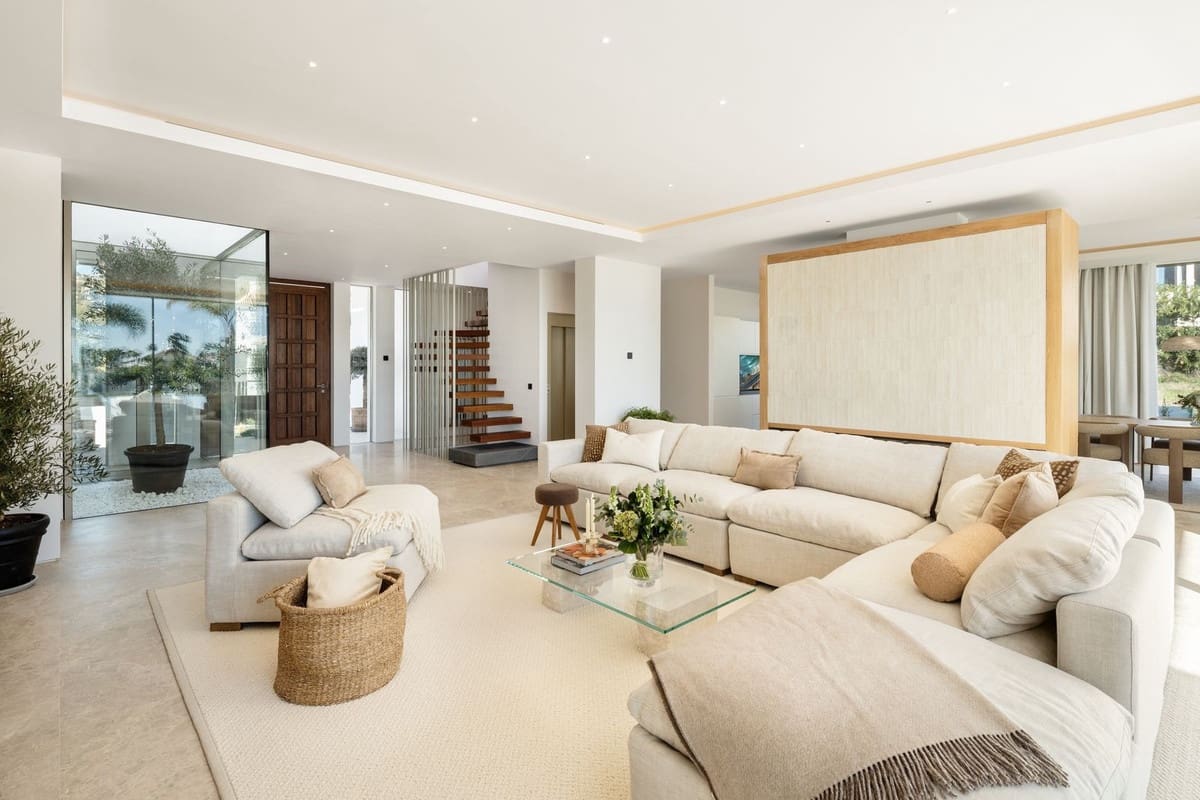 6 slaapkamer Villa te koop in Nueva Andalucia met zwembad garage - € 10.950.000 (Ref: 8681577)