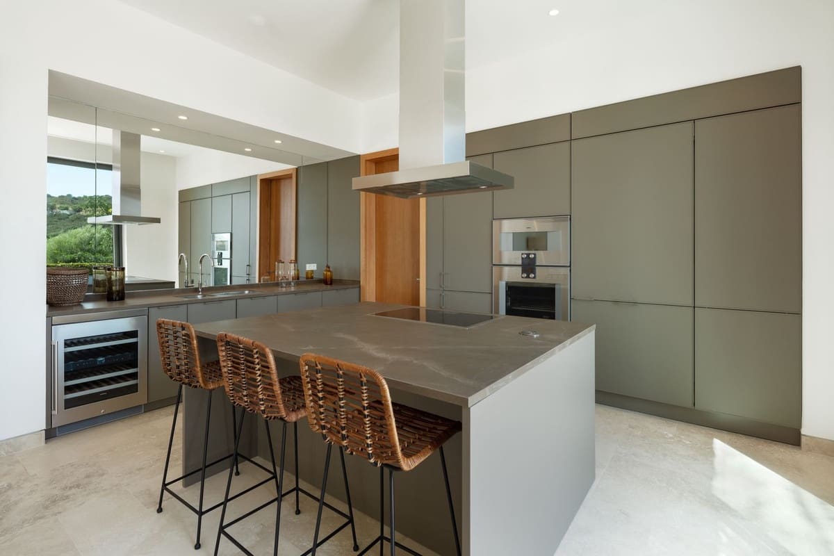 6 bedroom Villa for sale in Bahia de Casares with pool garage - € 4,600,000 (Ref: 8811906)