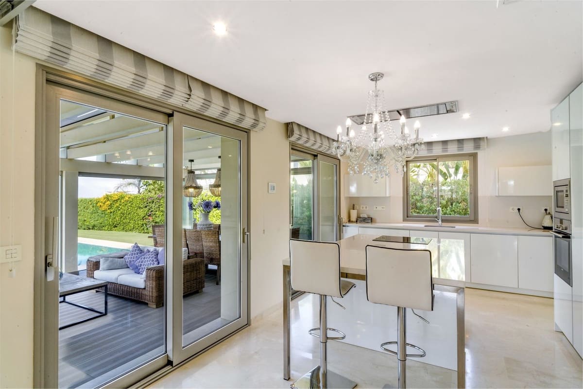 5 soverom Villa til salgs i Costabella med svømmebasseng garasje - € 3 950 000 (Ref: 8829972)