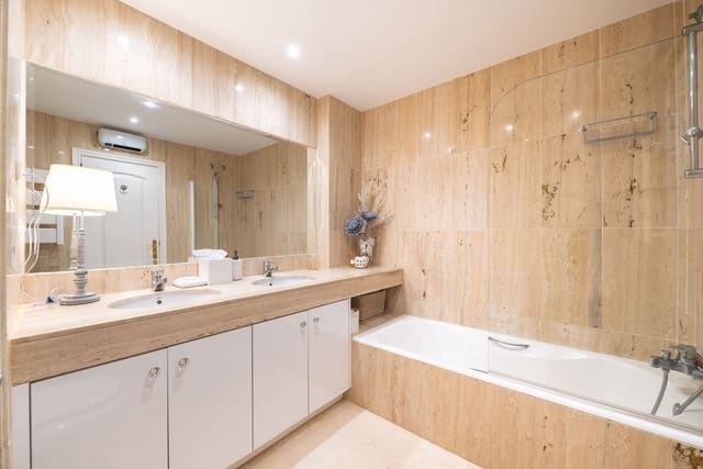 Apartamento de 3 habitaciones en Elviria, Marbella en venta con piscina garaje - 520.000 € (Ref: 8914317)