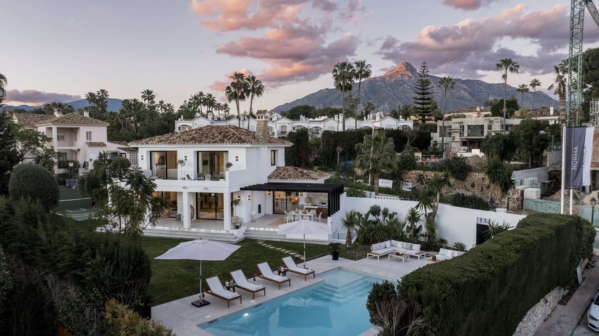 5 bedroom Villa for sale in Nueva Andalucia with pool garage - € 3,495,000 (Ref: 8925389)