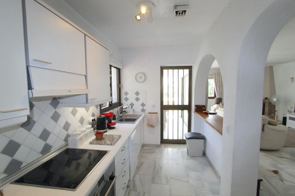 4 soveværelse Villa til salg i La Capellania med swimmingpool garage - € 850.000 (Ref: 9086601)