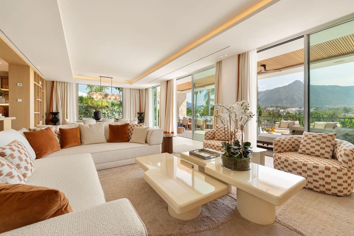 5 soverom Villa til salgs i Nueva Andalucia med svømmebasseng garasje - € 5 150 000 (Ref: 9103988)