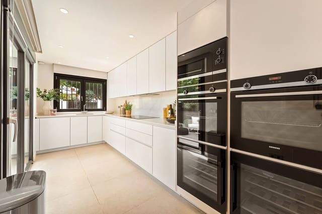 Casa de 4 habitaciones en Golden Mile, Marbella en venta con piscina garaje - 2.550.000 € (Ref: 9105889)