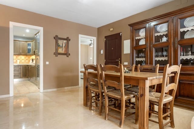 3 bedroom Apartment for sale in Nueva Andalucia, Marbella with pool - € 680,000 (Ref: 9133588)