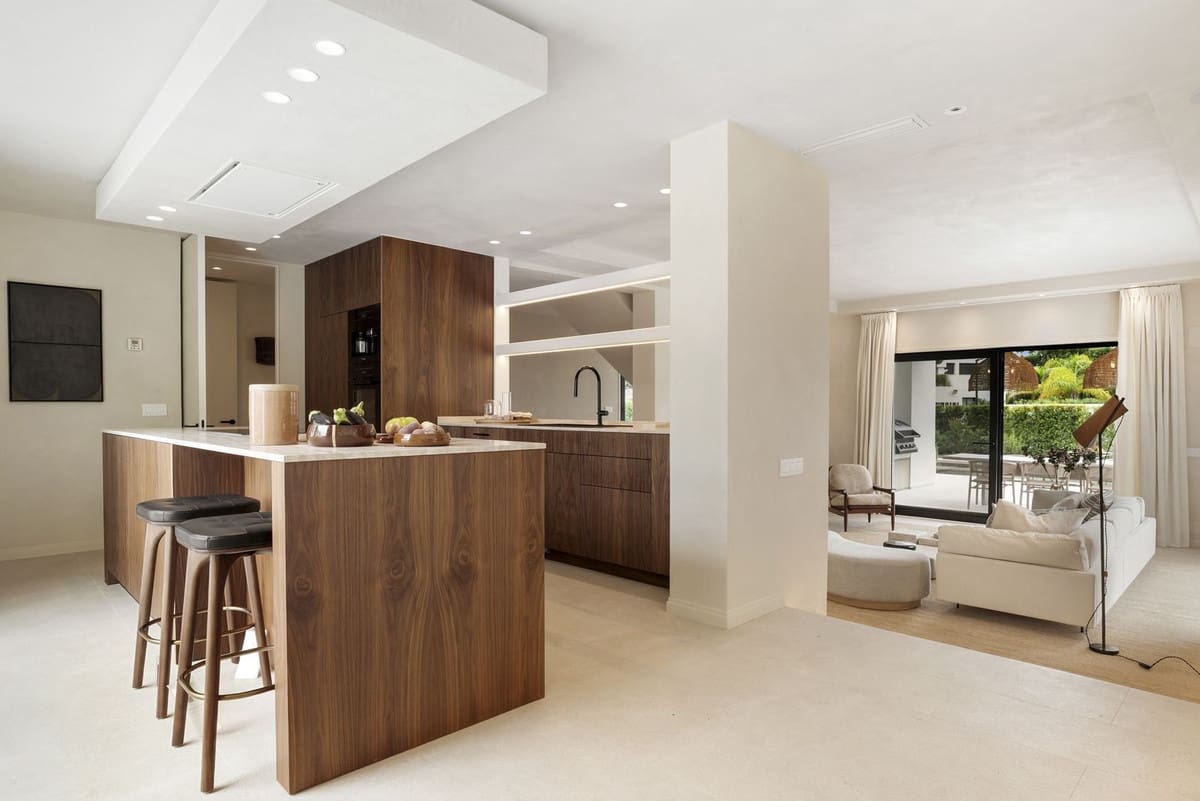 4 bedroom Villa for sale in Benahavis with pool garage - € 3,450,000 (Ref: 9235195)